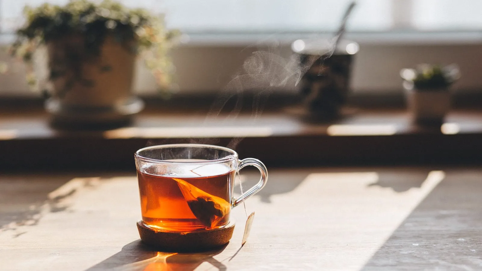 窗邊桌上一杯冒著熱氣的紅茶